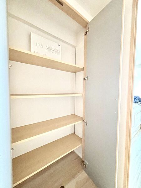設備「無料オンライン相談」受付中！掃除道具や季節の小物を収納することができます。