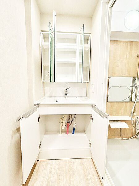 設備「無料オンライン相談」受付中！三面鏡の裏に、化粧品や衛生用品などを収納可能！