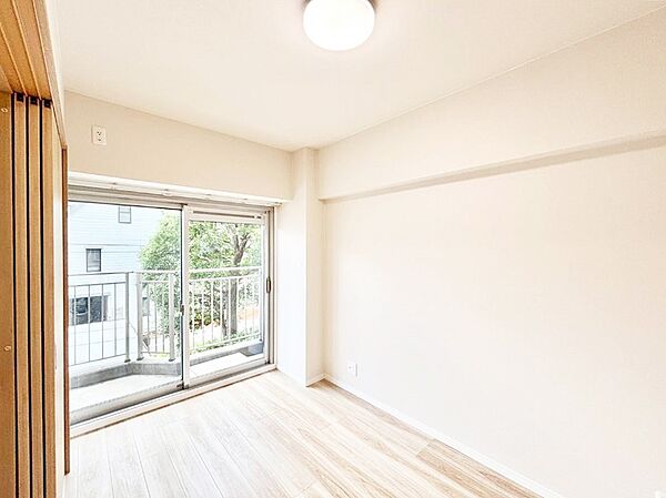 内装「無料オンライン相談」受付中！バルコニーが開放感をプラスしてくれる洋室