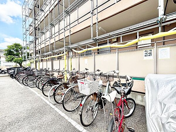外観「無料オンライン相談」受付中！駐輪場は屋根付き