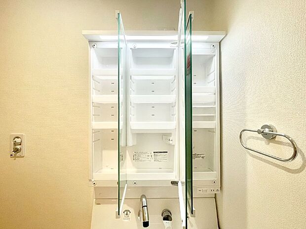 三面鏡の裏に、化粧品や衛生用品などを収納可能。洗面台をすっきりと保ちます!