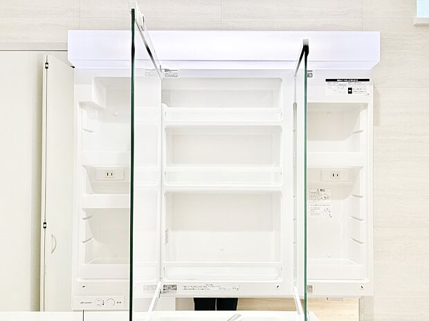三面鏡の裏に、化粧品や衛生用品などを収納可能。洗面台をすっきりと保ちます！