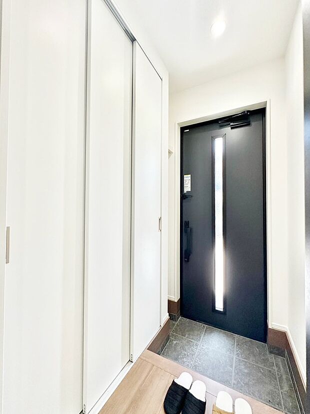 内装「無料オンライン相談」受付中!ガラススリットの入った玄関ドアが室内に光を届けてくれます