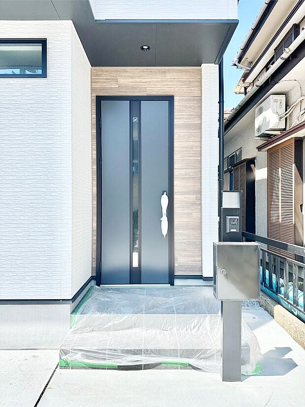 外観「無料オンライン相談」受付中!玄関前は雨が降っても濡れにくい屋根付き