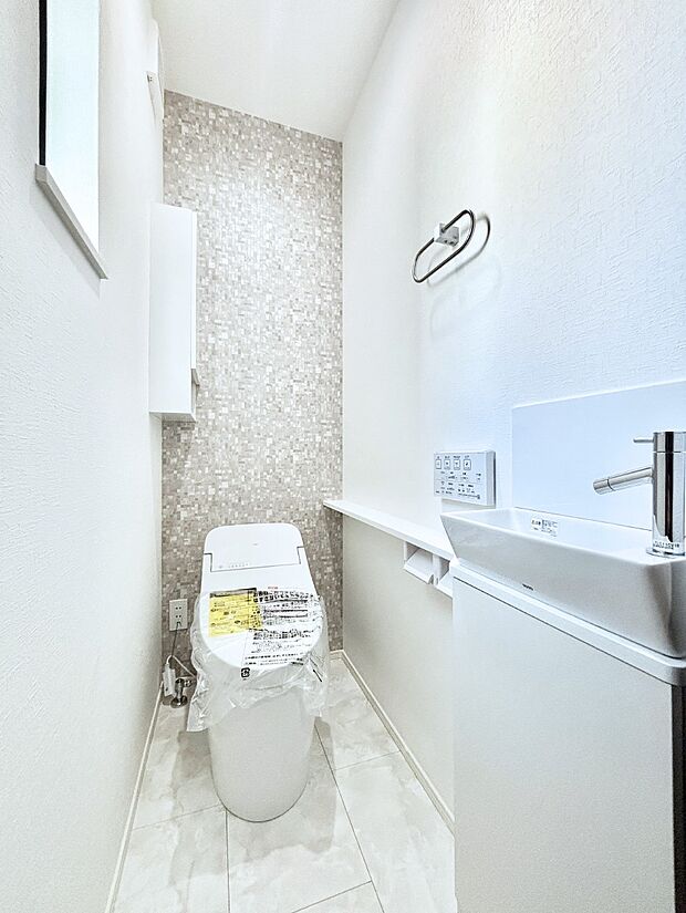 節水型ローシルエットトイレ。手洗器付きです!