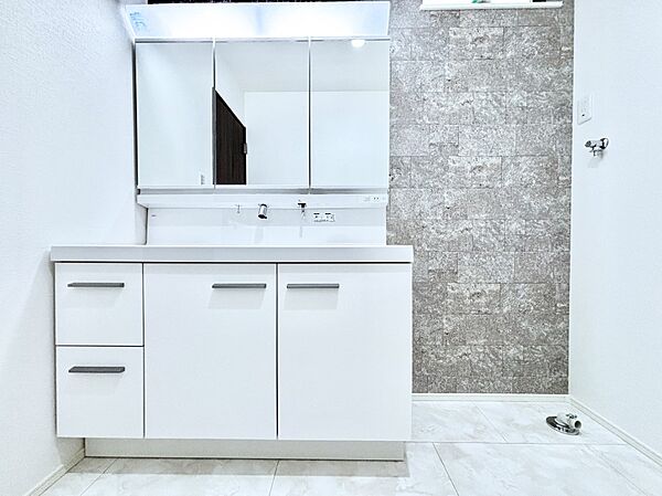 大きく見やすい三面鏡で清潔感ある洗面台は、身だしなみチェックや肌のお手入れにおすすめです。