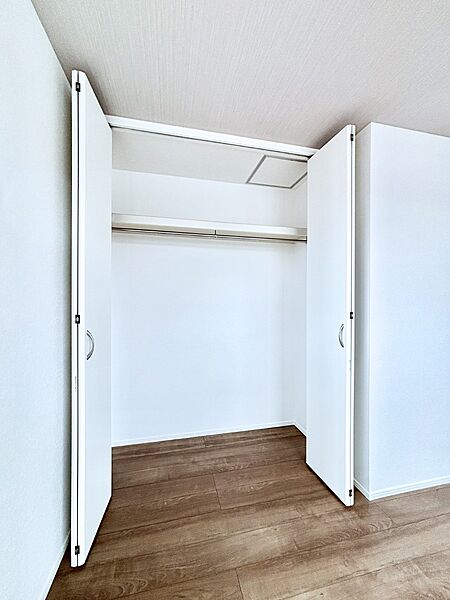 洋室のクローゼット。奥行きがあるので厚手の衣類もすっきり収まります。