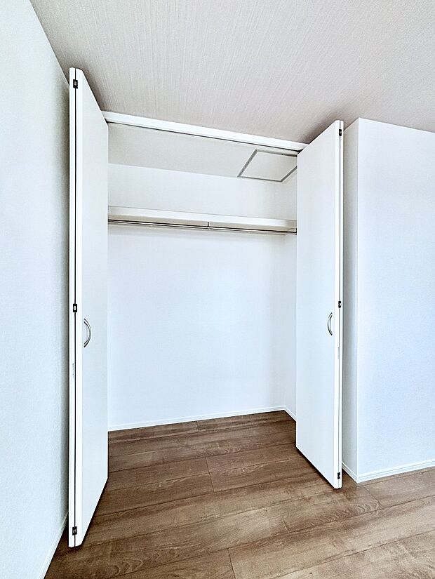 洋室のクローゼット。奥行きがあるので厚手の衣類もすっきり収まります。