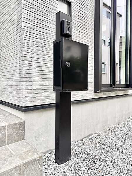 表札・インターホン・ポストをひとつに集約。エントランスになじむシンプルデザイン。