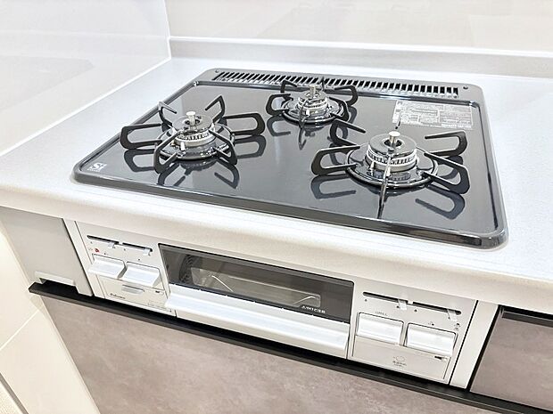 ガスコンロはＳｉセンサー搭載。火力調節や焦げ付き・消し忘れも防いでくれます。