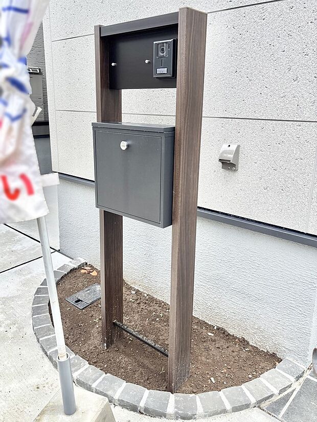 表札・インターホン・ポストをひとつに集約。エントランスになじむシンプルデザイン。