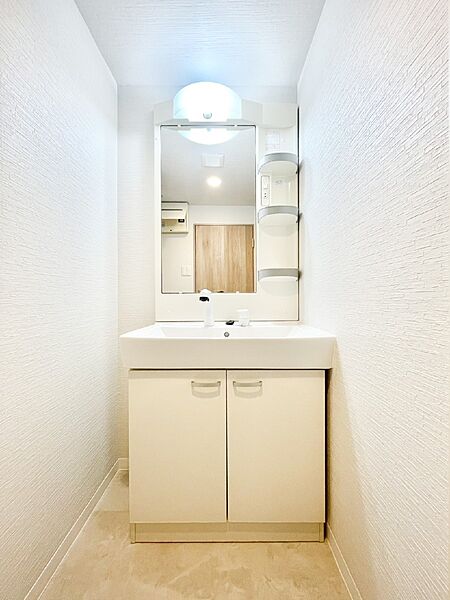 シンプルで扱いやすい、清潔感ある洗面台