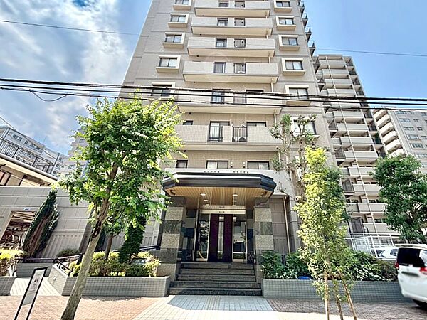 外観 綺麗なエントランスは、居住者を優しく迎えいれてくれます