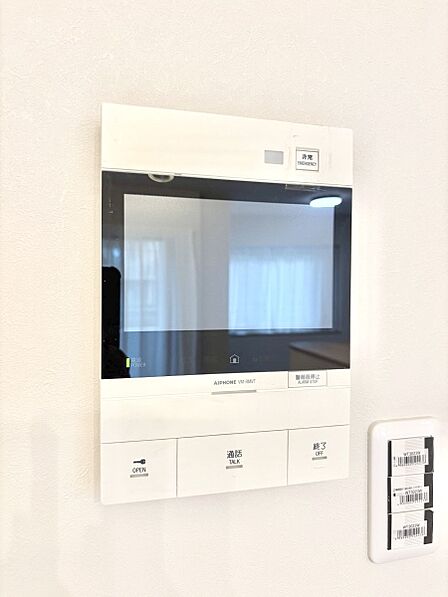 訪問者が一目でわかる安心のＴＶモニター付きインターホン。   