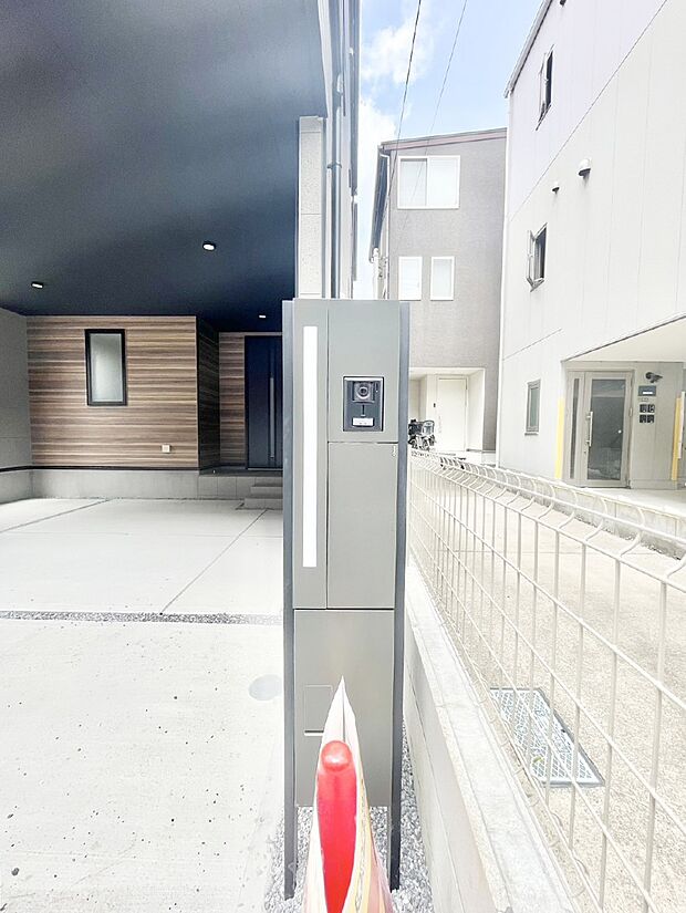 シンプルなデザインのポスト