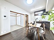 内装「無料オンライン相談」受付中！ご家族の賑やかな話し声で包まれる明るいリビング  