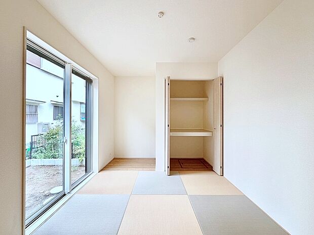 リビングと隣り合っている和室。ほっと一息できる和の空間も忘れずに。