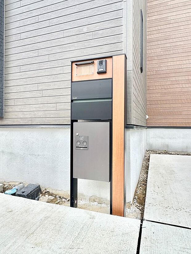 表札・インターホン・ポスト・宅配ＢＯＸをひとつに集約。エントランスになじむシンプルデザイン。