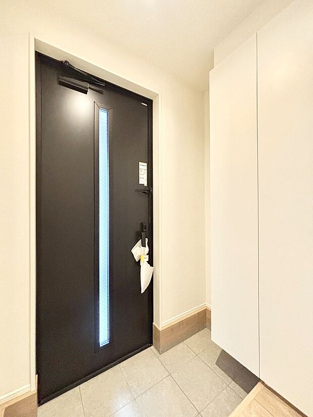 明るい玄関はお客様をお出迎えするのにぴったりです！ 