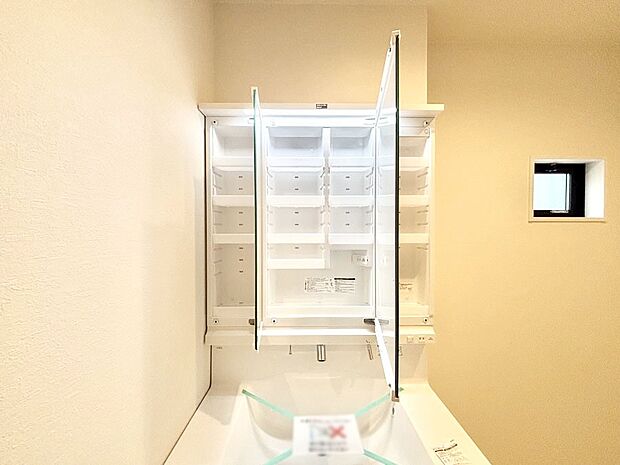 三面鏡の裏に、化粧品や衛生用品などを収納可能。洗面台をすっきりと保ちます!