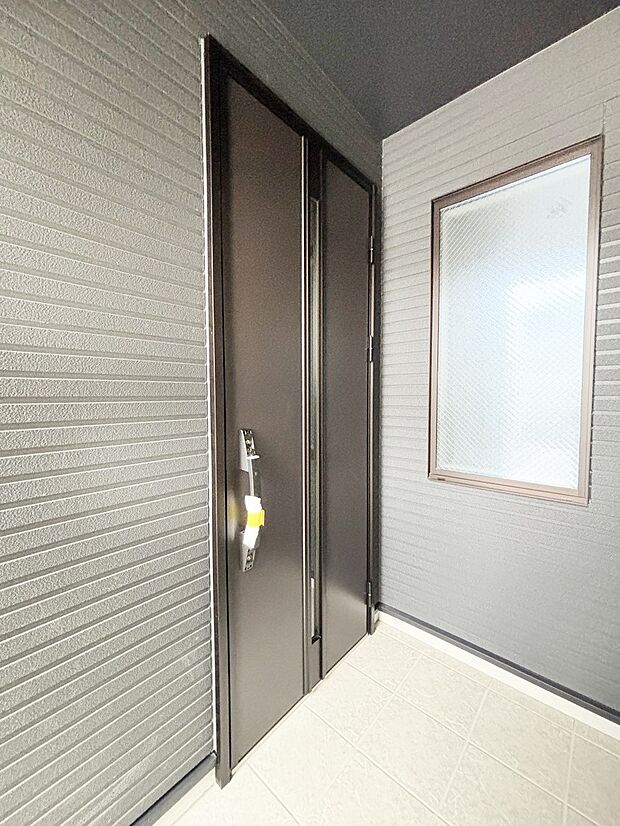 玄関前は雨が降っても濡れにくい屋根付き