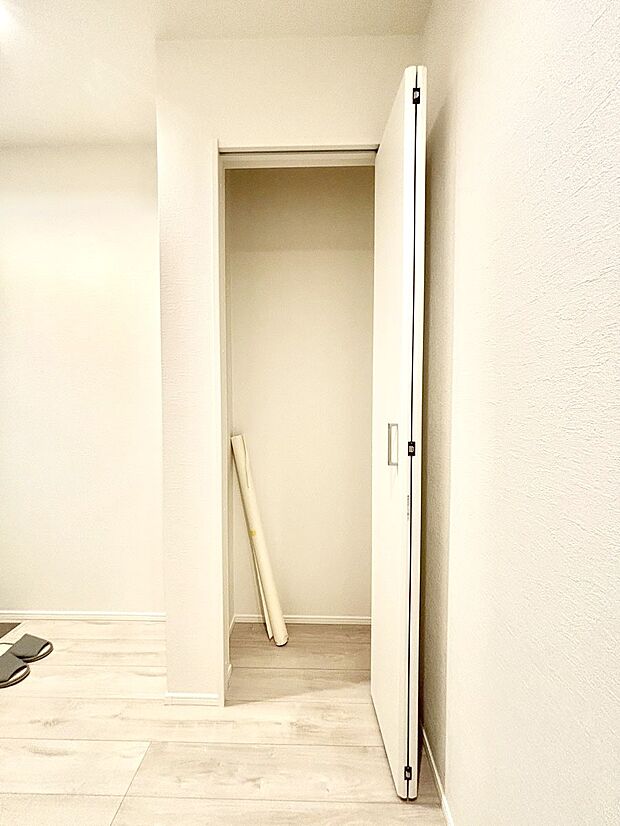廊下収納。掃除道具や季節の小物を収納することができます。