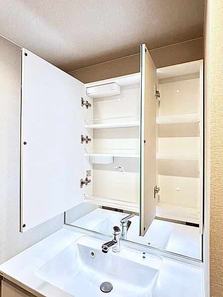 設備「無料オンライン相談」受付中！三面鏡の裏に、化粧品や衛生用品などを収納可能