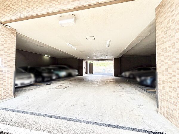 外観「無料オンライン相談」受付中！駐車場（空き状況は都度ご確認ください）
