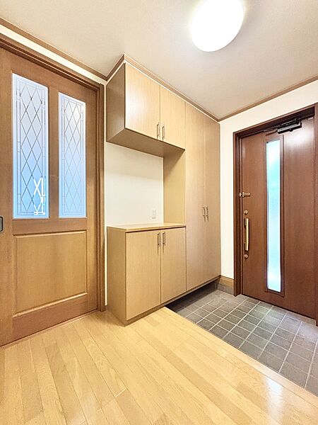 内装「無料オンライン相談」受付中！飾り棚を利用して、お越しいただくお客様をおもてなしできます。