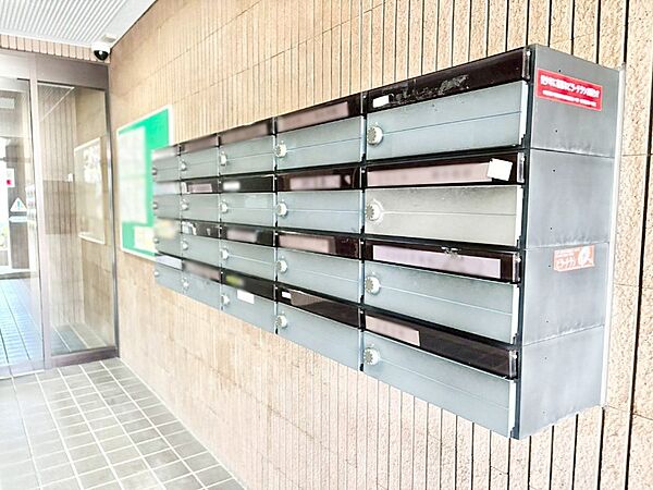 ポストはエントランス内にあるので雨に濡れず郵便が受け取れますね！