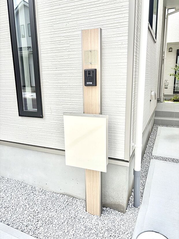 シンプルデザインのポスト。