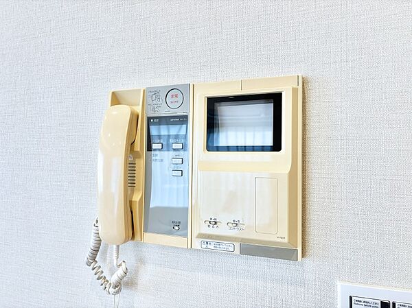 訪問者が一目でわかる安心のＴＶモニター付きインターホン。