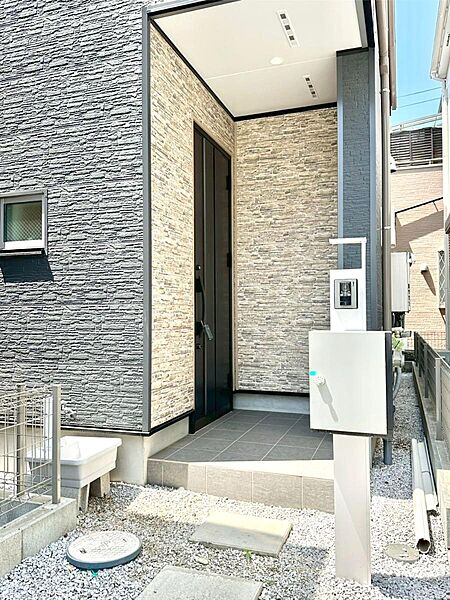 大切な家族、来客を出迎える玄関。
