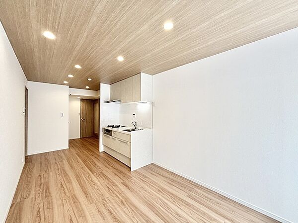 明るい陽光が注ぎ、寛ぎの雰囲気に満たされるリビングダイニング