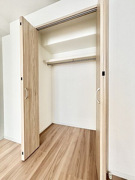 洋室クローゼット。奥行きがあるので厚手の衣類もすっきり収納できます。