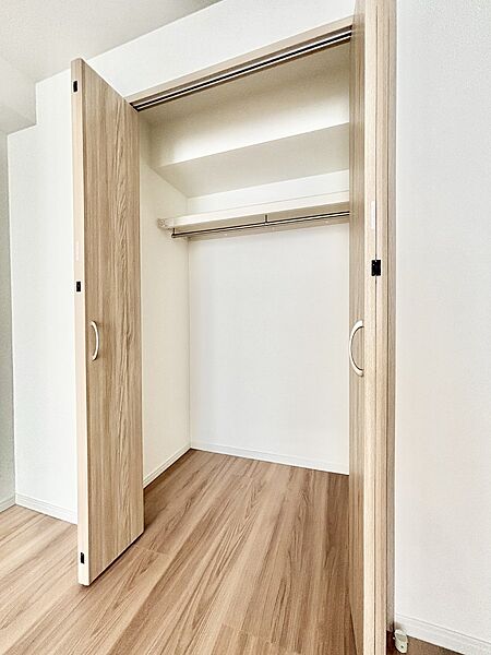 洋室クローゼット。奥行きがあるので厚手の衣類もすっきり収納できます。