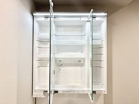 三面鏡の裏に、化粧品や衛生用品などを収納可能。洗面台をすっきりと保ちます!