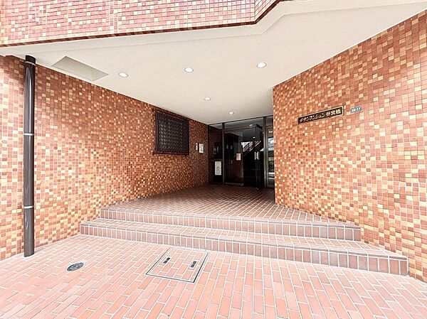 外観 綺麗なエントランスは、居住者を優しく迎えいれてくれます