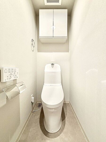 明るく清潔感のあるトイレです。