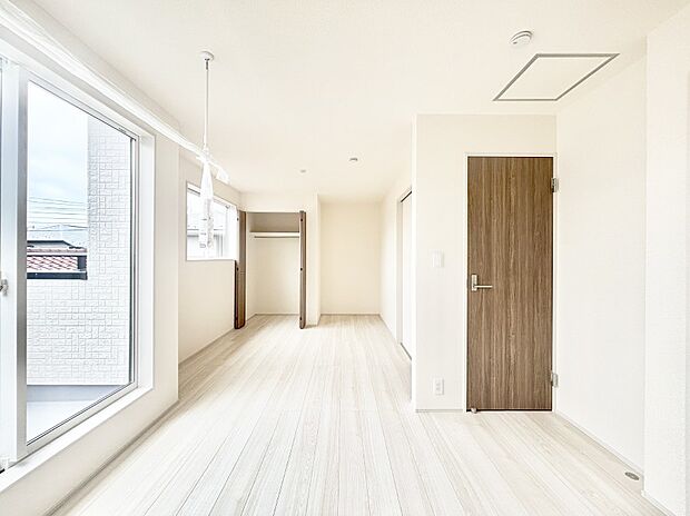 ライフスタイルに合わせて2部屋として利用できる広々とした洋室。