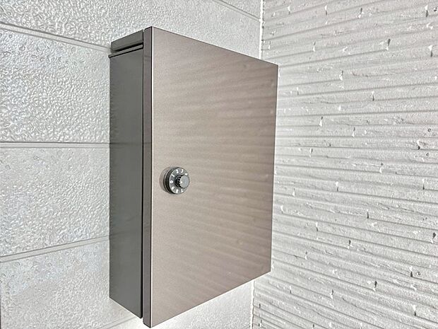 シンプルデザインのポスト。