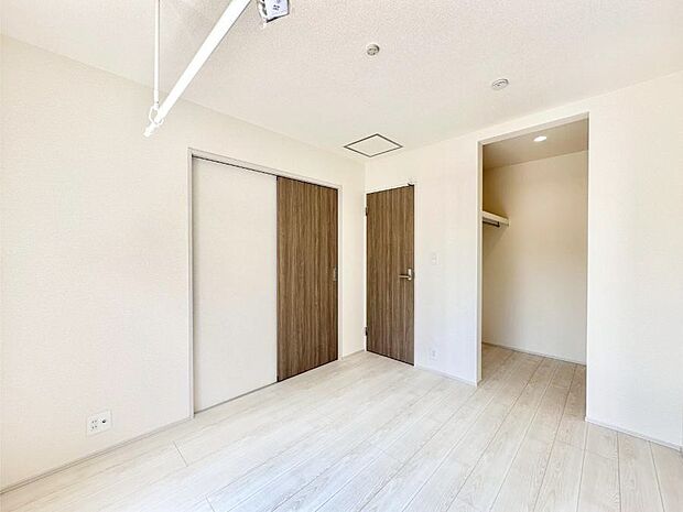 ウォークインクローゼットがあるお部屋!季節ごとの入れ替えも不要で便利です。