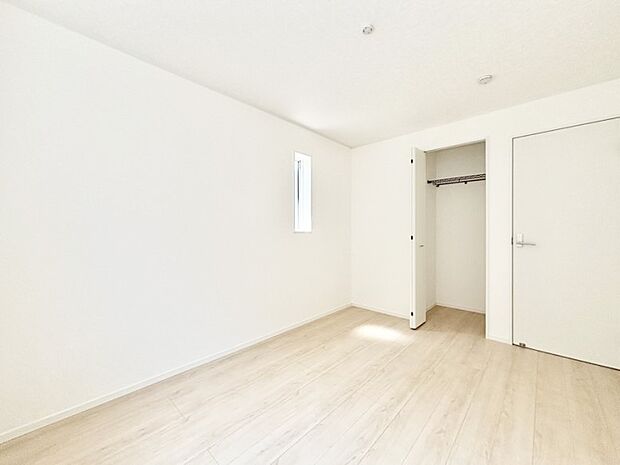 お子さまのお部屋としても！衣類の整理整頓に便利なクローゼット付きの洋室。