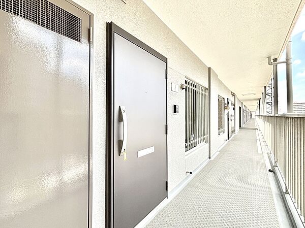 シンプルで落ち着いた雰囲気の玄関周り