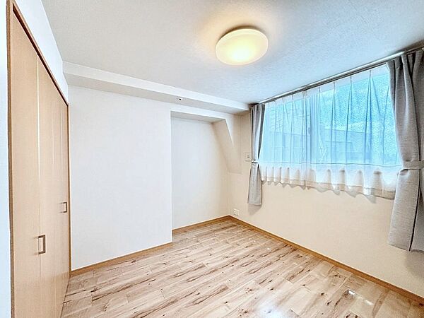 窓からのやさしい光が心地よいプライベートルーム