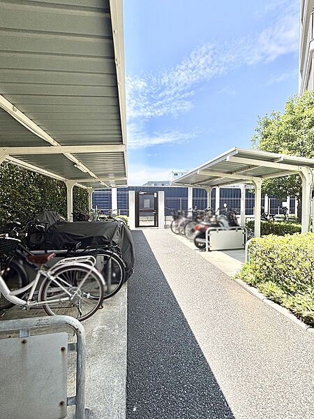 駐輪場は屋根付き