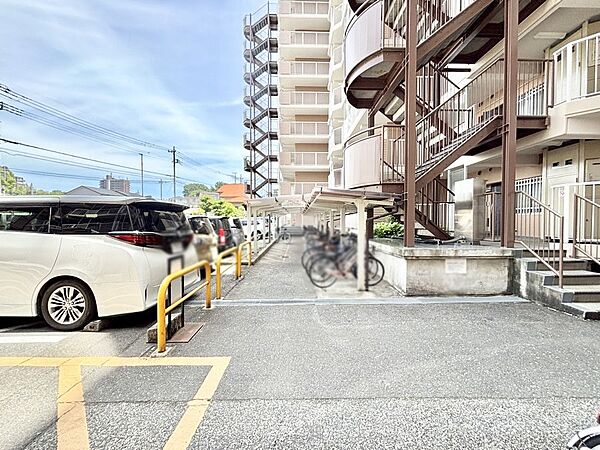 駐輪場は屋根付き