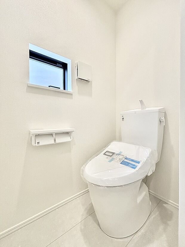 明るく清潔感のあるトイレです。