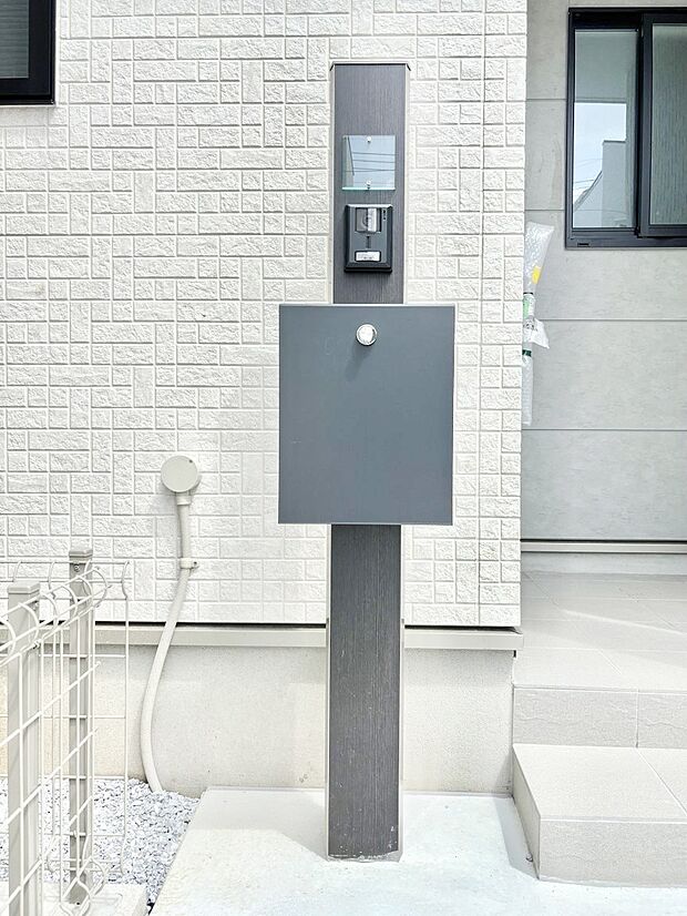 シンプルデザインのポスト。