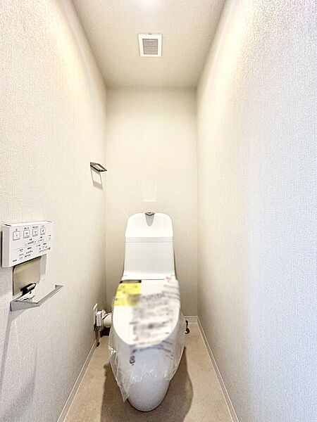内装「無料オンライン相談」受付中！明るく清潔感のあるトイレです。